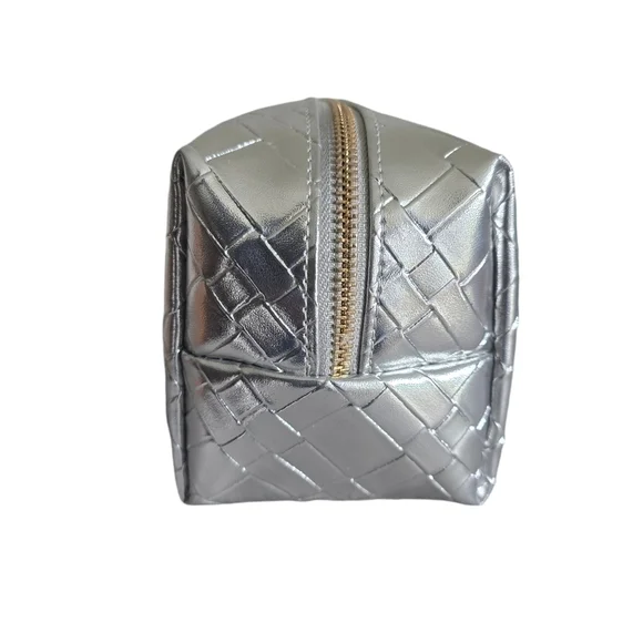 Blush and Crush Metallic Silver Woven Makeup Cosmetic Bag Weekend On The Go - Picture 2 of 5